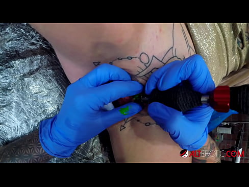 ❤️ Nagpa-tattoo sa kanyang klitoris ang sobrang tattoo na hottie na si Sully Savage ❤️❌ Porn video sa amin ﹏